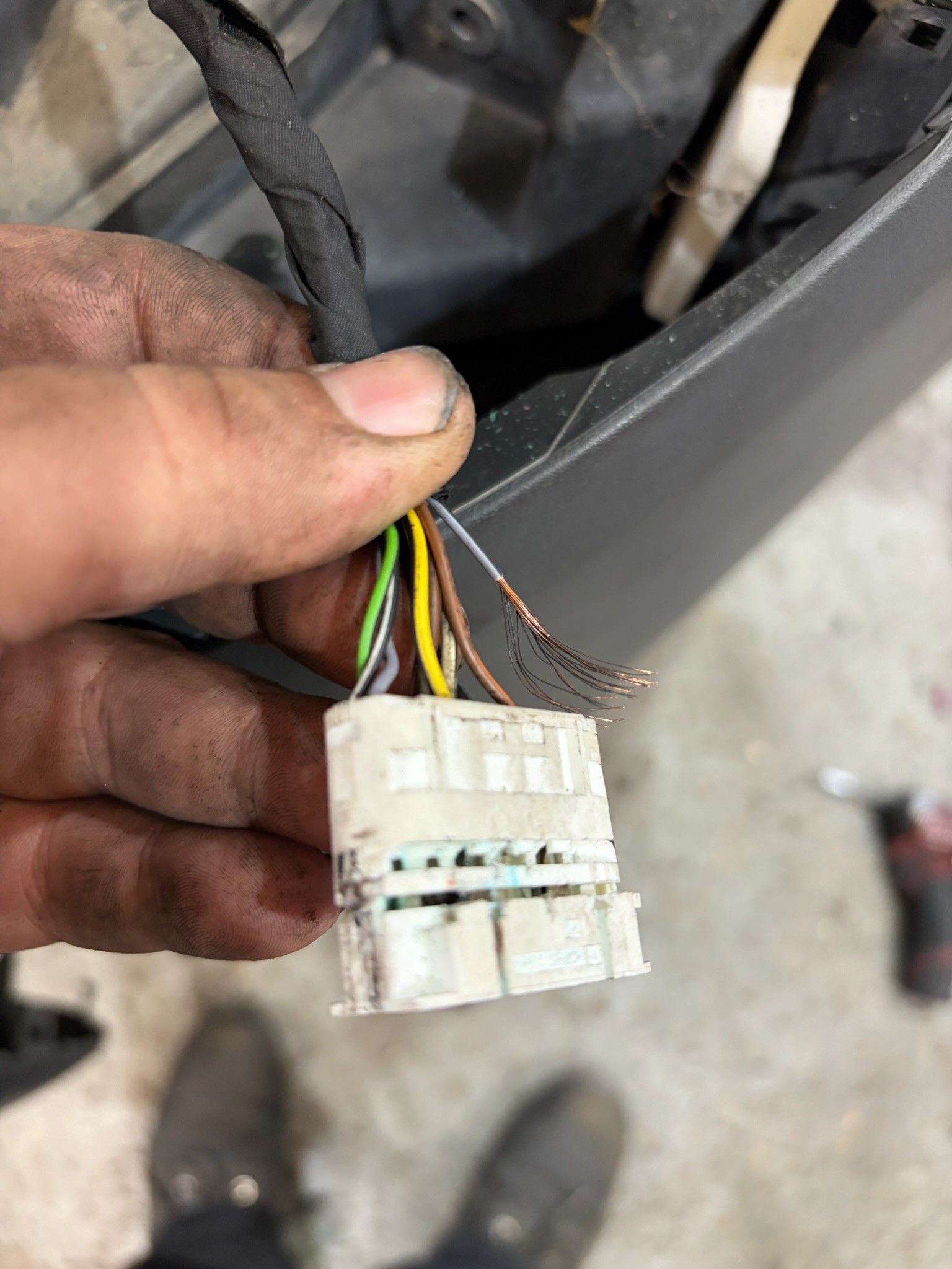 Damaged multi-pin connector with broken wire from Sprinter harness