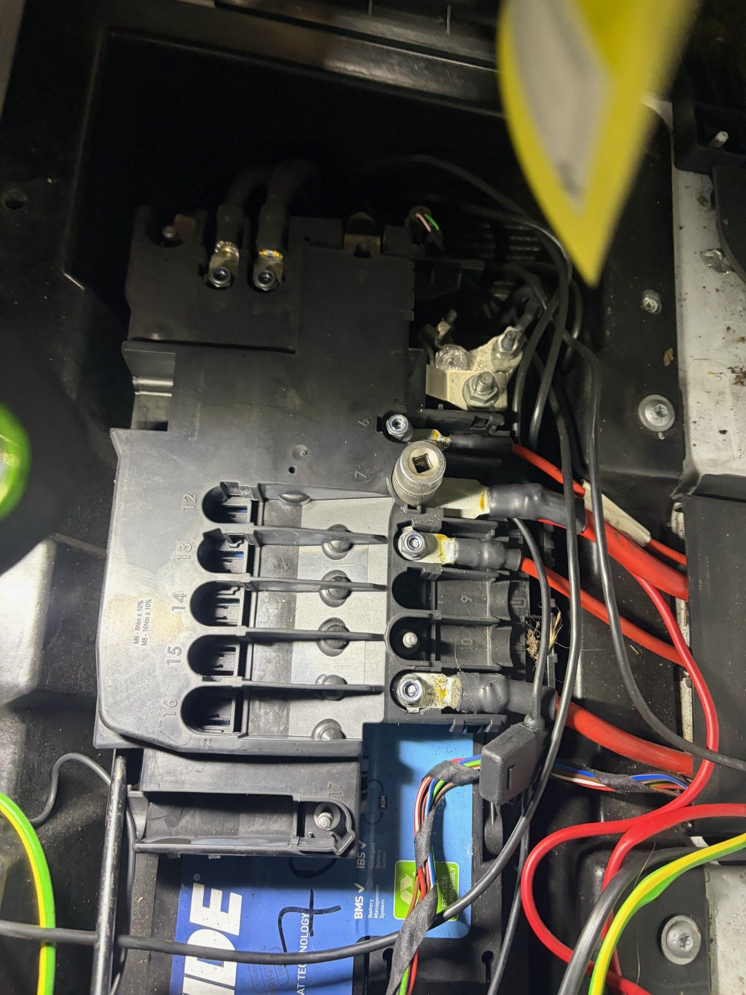 Sprinter battery and fuse compartment with heavy-duty power cables